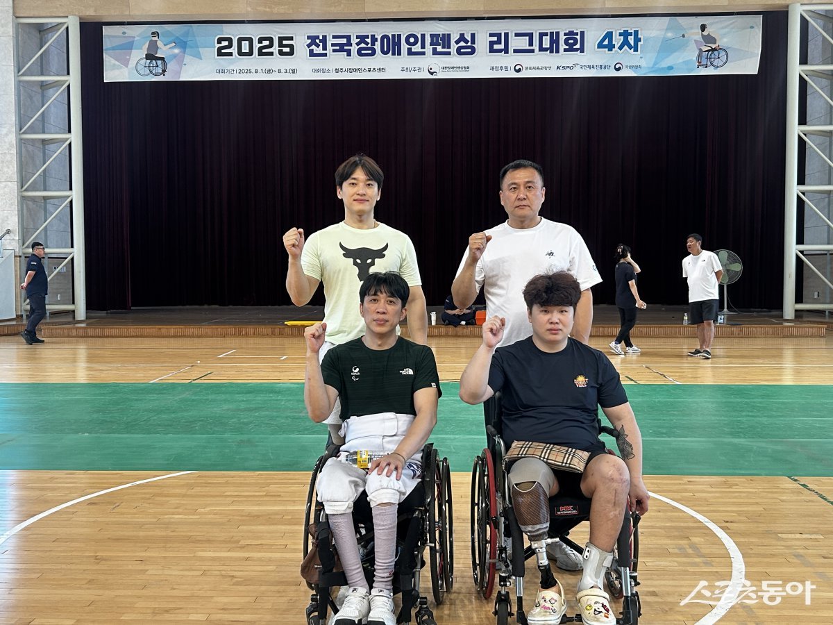 세종시 연고 협약팀인 GKL휠체어펜싱팀과 세종시 소속 선수가 연합 출전한 ‘2025 전국장애인펜싱 리그 4차 대회’에서 우수한 성적을 거두며 전국 무대에서 경쟁력을 입증했다(GKL휠체어펜싱팀 심재훈(왼쪽 위), 박천희(왼쪽 아래) 선수와 세종시 소속 유승재(오른쪽 아래) 선수(체육진흥과)). 사진제공｜세종시