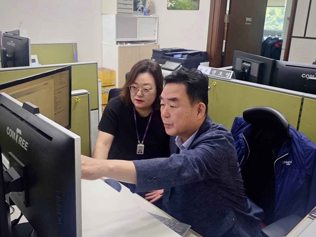 최철규 강원랜드 대표이사 직무대행이 직원과 함께 개인정보 보호 관리 실태 점검을 하고 있다