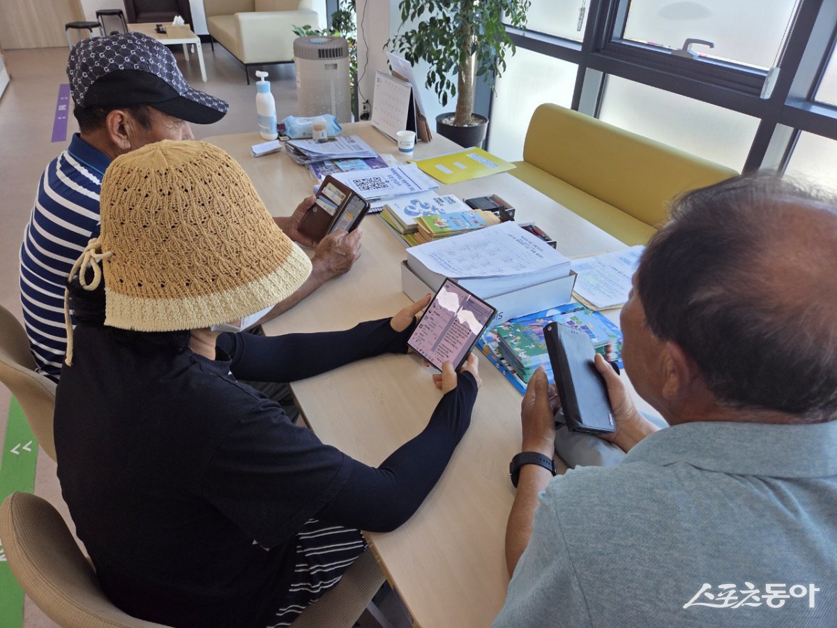 똑똑 알림톡 서비스를 체험하고 있는 군민들. 사진제공=장수군