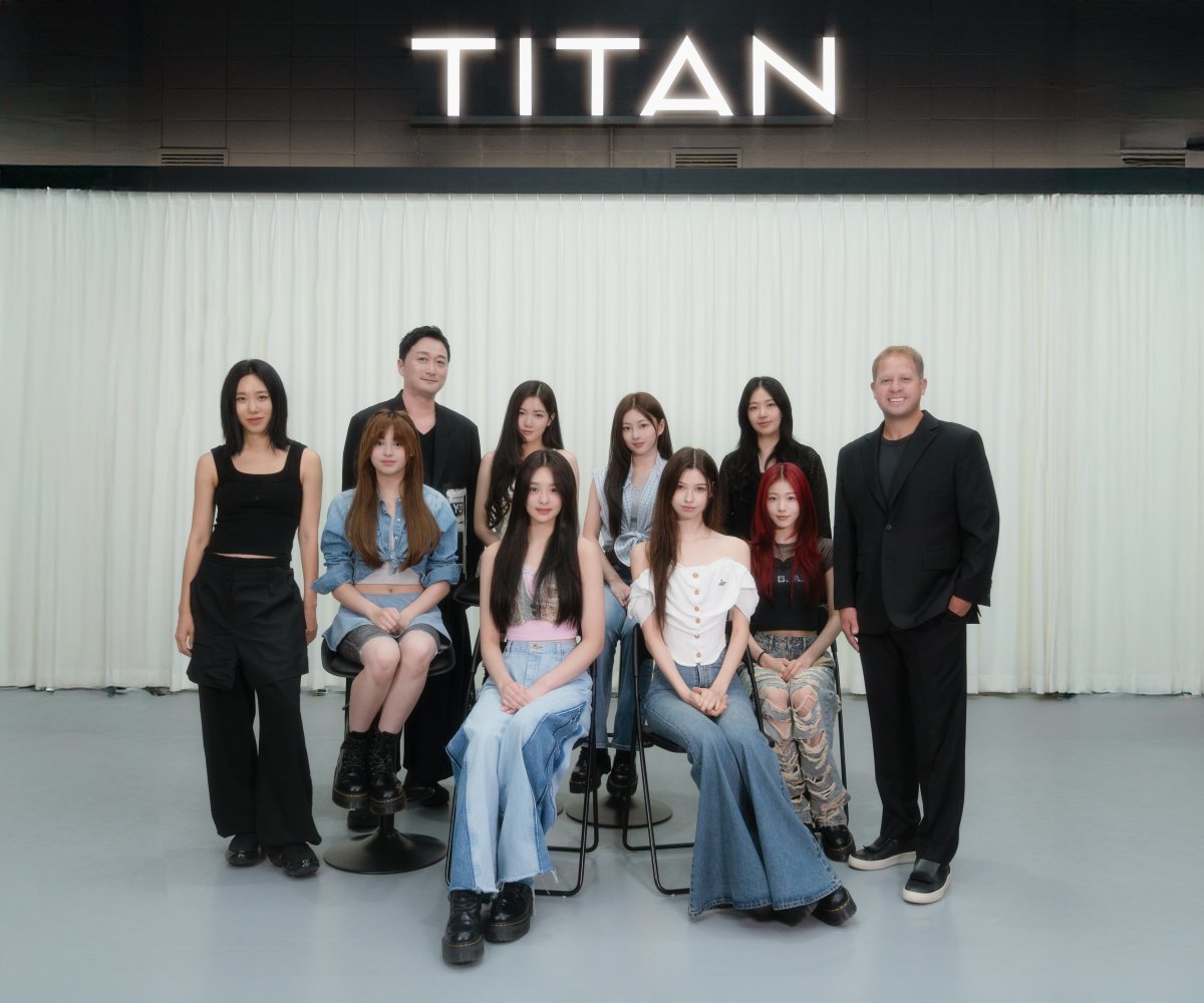 ‘케데헌’의 기업판이라 할 타이탄 콘텐츠가 케이팝 신에 등장한다. 가시적 성과도 곧 무대에서 만날 수 있다. 타이탄 콘텐츠의 ‘1호 아이돌’인 6인조 다국적 걸그룹 앳하트(AtHeart)다. 사진제공|타이탄 콘텐츠