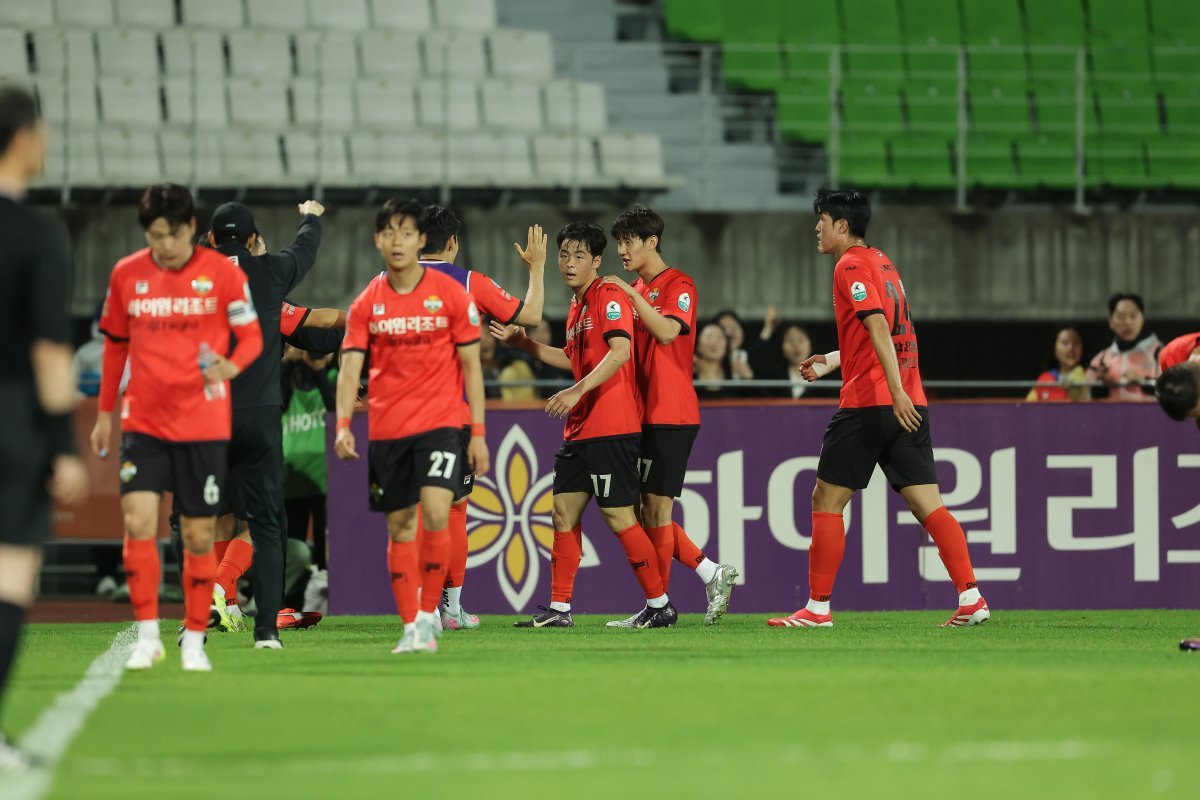 강원FC가 내년 홈경기 유치를 위한 공모를 진행한 결과, 강릉시만 신청서를 제출했다. 기존 공동 개최지였던 춘천시가 개최를 포기했다. 강원FC와 춘천시의 갈등이 해소되지 않는다면 홈경기 운영은 물론, 구단과 지자체 간의 협력 관계마저 흔들릴 가능성이 크다. 사진제공｜한국프로축구연맹