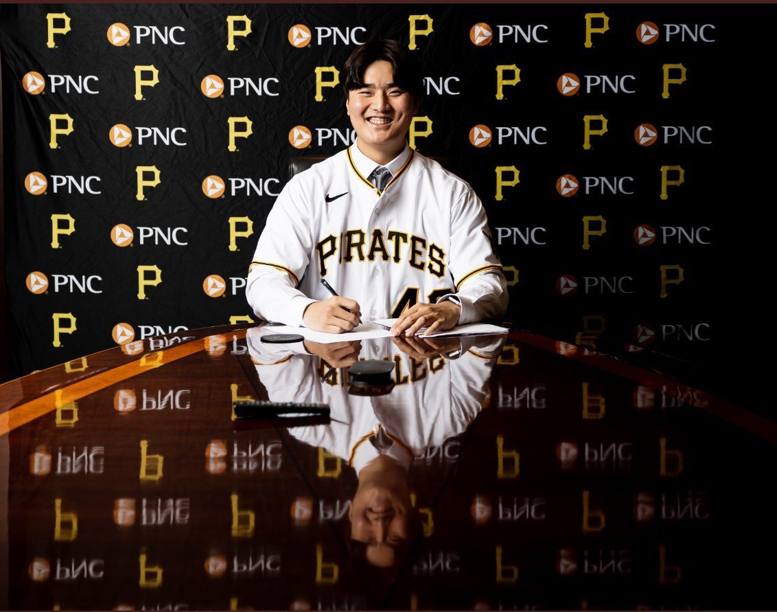 심준석이 6일 마이애미에서 방출됐다. MLB 도전 3시즌만에 방출의 아픔을 맛봤다. 2023년 피츠버그 입단식 당시 포즈를 취한 심준석. 사진｜피츠버그 파이어리츠 소셜미디어 캡처