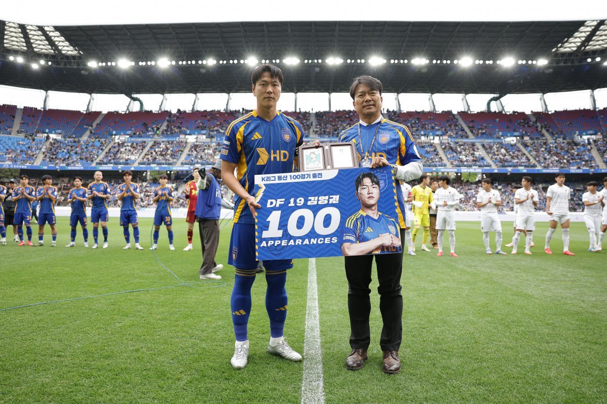 김광국 울산 대표이사(오른쪽)는 1일 김판곤 전임 감독의 계약해지와 함께 최근 성적 부진에 책임을 지며 사의를 밝혔다. 하지만 5일 만에 이를 번복했다. 사진제공｜한국프로축구연맹