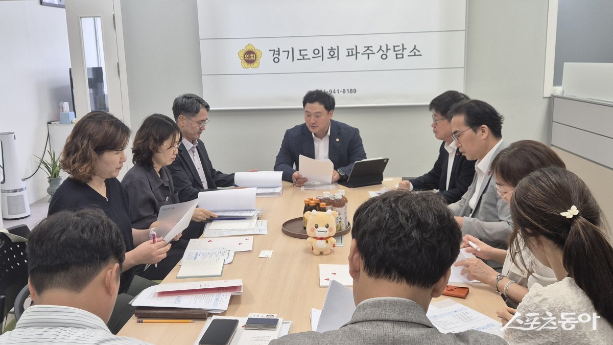 경기도의회 고준호 의원(국민의힘, 파주1)은 8월 6일, 경기 사회복지공동모금회 권인욱 회장을 비롯한 관계자들, 경기도 복지사업과 한경수 과장 등 실무진과 함께 공공-민간 복지 협력체계 강화 및 기부문화 활성화 방안을 주제로 간담회를 개최했다. 사진제공|고준호 의원