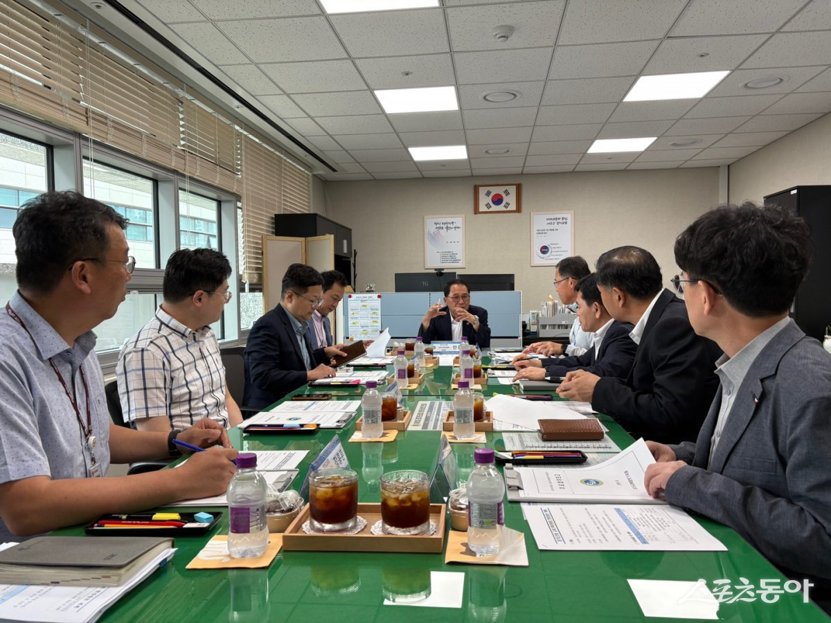 경기도의회 교육기획위원회 안광률 위원장(더불어민주당, 시흥1)은 8월 6일 경기도교육정보기록원(원장 정수호)을 방문해 주요 시설을 둘러보고 기관 운영 전반에 대한 점검을 실시했다. 사진제공|안광률 위원장