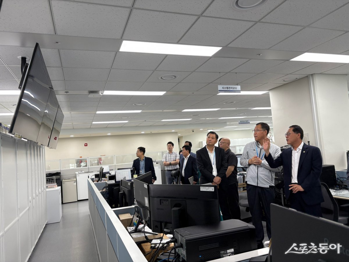 경기도의회 교육기획위원회 안광률 위원장(더불어민주당, 시흥1)은 8월 6일 경기도교육정보기록원(원장 정수호)을 방문해 주요 시설을 둘러보고 기관 운영 전반에 대한 점검을 실시했다. 사진제공|안광률 위원장