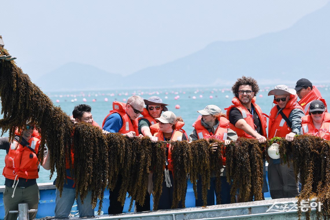 완도군 톳 양식장을 방문한 세계자연기금(WWF)·미국 등 해조류산업 관계자들. 사진제공=완도군