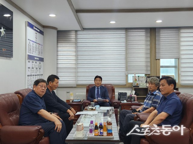 김운남 의장(가운뎨)은 6일 의회에서 농촌지도자 고양특례시연합회와 차담회를 갖고 있다. 사진제공ㅣ고양시의회