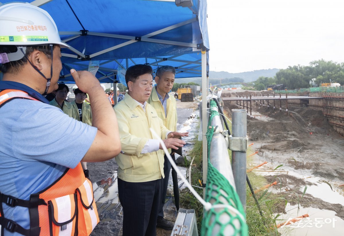 박승원 광명시장이 6일 지난 4일 사고가 발생한 광명~서울 고속도로 공사 현장을 점검하고 있다. 사진제공｜광명시