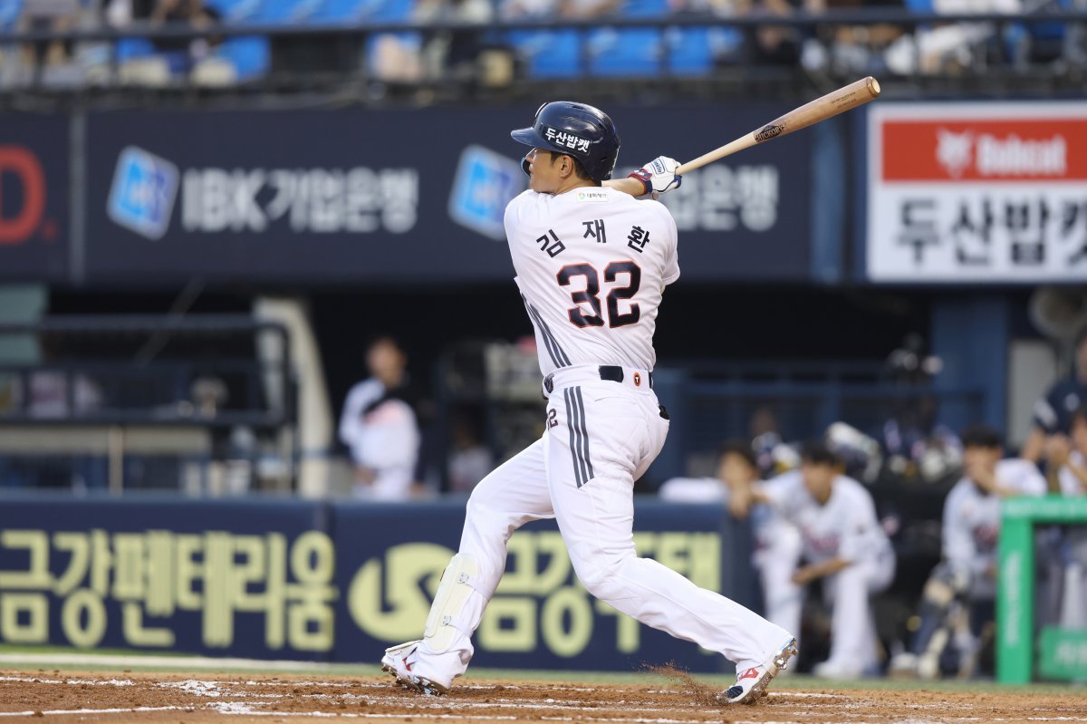 두산 김재환은 5일 잠실 LG전에서 자신의 파울 타구에 맞아 오른쪽 엄지발가락이 미세골절됐다. 1주일 뒤 재검진할 예정이다. 사진제공|두산 베어스