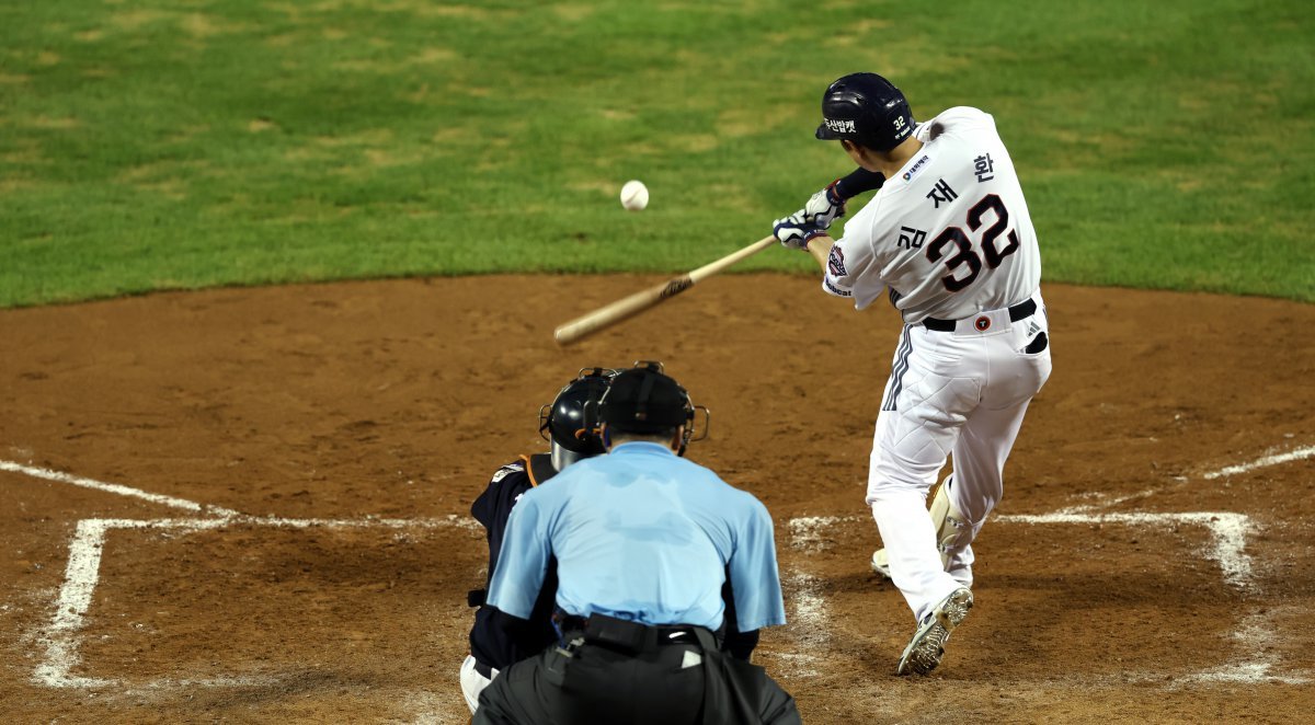두산 김재환은 5일 잠실 LG전에서 자신의 파울 타구에 맞아 오른쪽 엄지발가락이 미세골절됐다. 1주일 뒤 재검진할 예정이다. 사진제공|두산 베어스