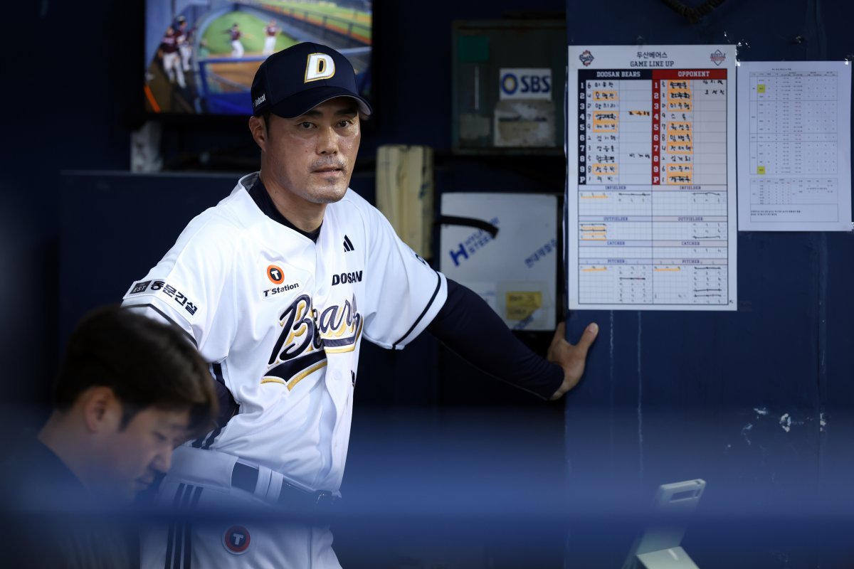 조성환 두산 감독대행은 6일 잠실 LG전을 앞두고 야수진의 부상 속출에 한숨을 쉬었다. 사진제공|두산 베어스