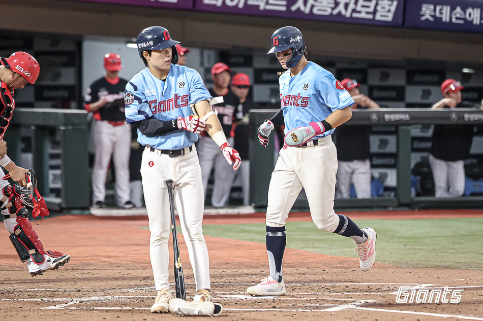 롯데 한태양이 6일 사직구장에서 열린 KIA전 2회말 1사 만루서 밀어내기 볼넷을 얻어낸 뒤 팔꿈치 보호대를 벗고 있다. 사진제공|롯데 자이언츠