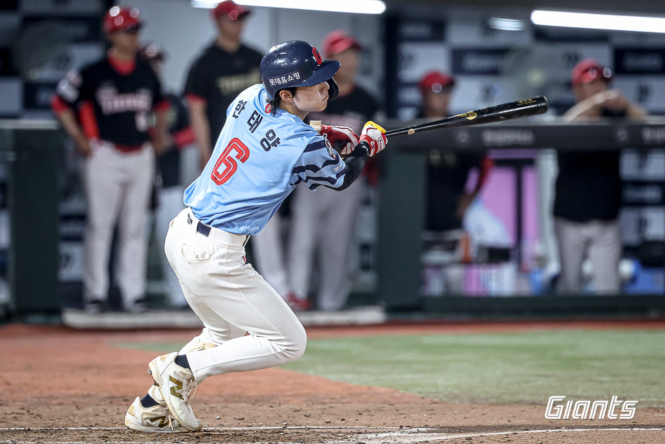 롯데 한태양이 6일 사직구장에서 열린 KIA전 5회말 1사 1·2루서 중전안타를 치고 있다. 롯데는 한태양의 활약에 힘입어 KIA를 7-1로 제압하고 3위를 굳건히 했다. 사진제공|롯데 자이언츠