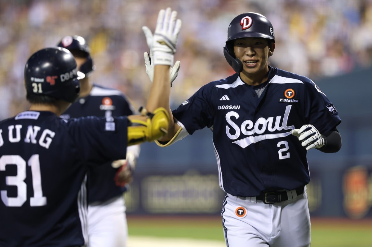 두산 김민석(오른쪽)은 6일 잠실 LG와 원정경기에서 8회초 결승 우월 2점포를 터트렸다. 그는 최근 침체한 흐름에서 벗어나며 반등의 계기를 마련했다. 사진제공｜두산 베어스