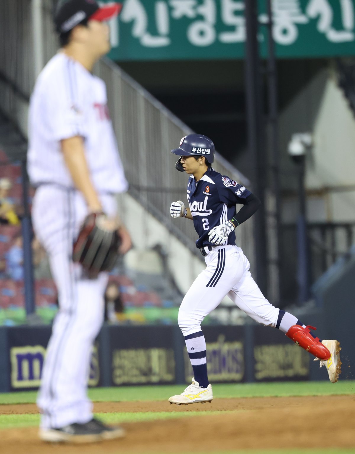 두산 김민석은 6일 잠실 LG와 원정경기에서 8회초 결승 우월 2점포를 터트렸다. 그는 최근 침체한 흐름에서 벗어나며 반등의 계기를 마련했다. 잠실｜뉴시스