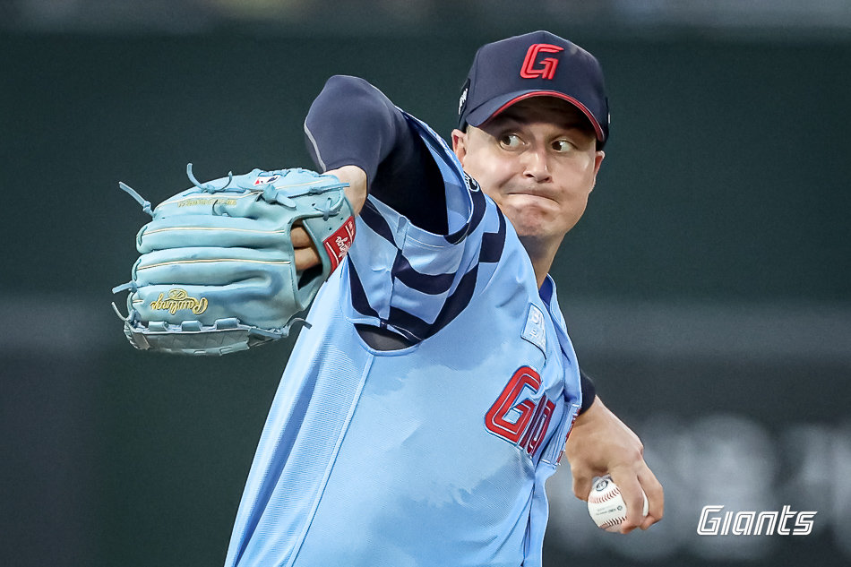 롯데 외국인투수 터커 데이비슨이 6일 사직구장에서 열린 KIA와 홈경기에 선발등판해 역투하고 있다. 롯데는 이날 경기를 끝으로 데이비슨을 교체하기로 결정했다. 사진제공|롯데 자이언츠