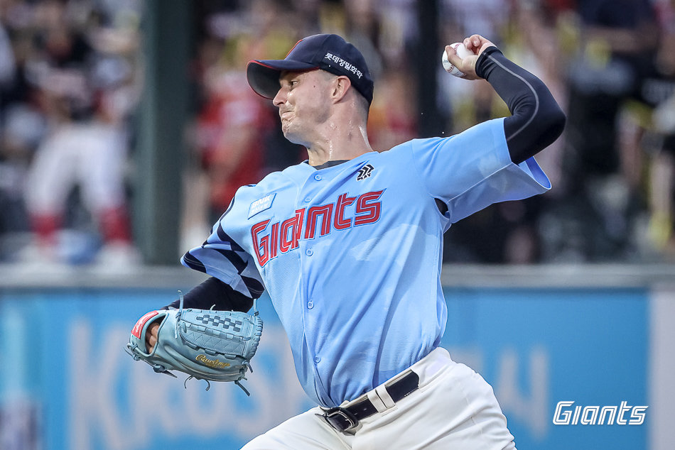 롯데 외국인투수 터커 데이비슨이 6일 사직구장에서 열린 KIA와 홈경기에 선발등판해 역투하고 있다. 롯데는 이날 경기를 끝으로 데이비슨을 교체하기로 결정했다. 사진제공|롯데 자이언츠