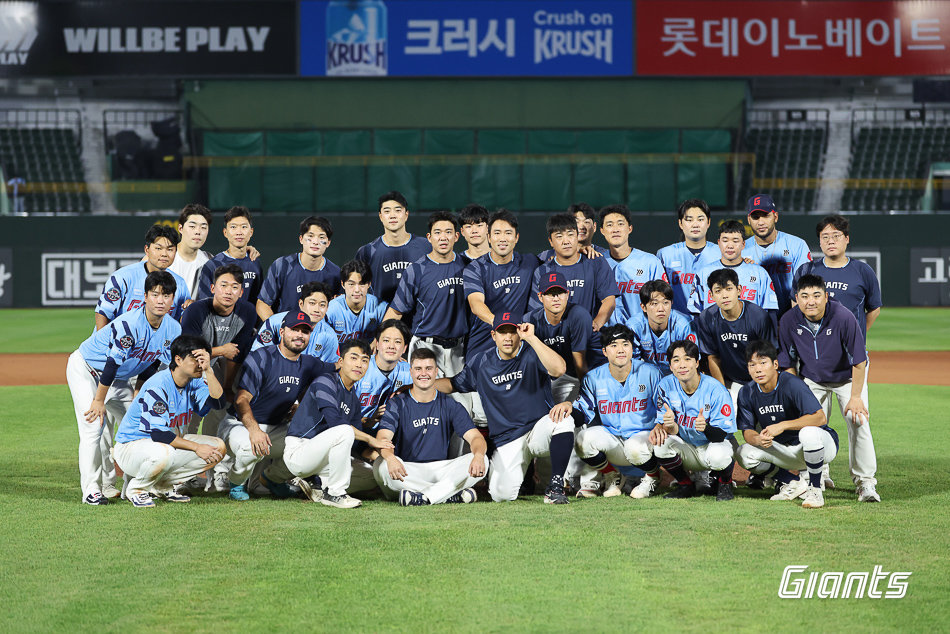 롯데 선수들이 6일 사직구장에서 열린 KIA와 홈경기를 마친 뒤 이날 경기를 끝으로 팀을 떠나게 된 외국인투수 터커 데이비슨과 기념 사진을 촬영하고 있다. 사진제공｜롯데 자이언츠