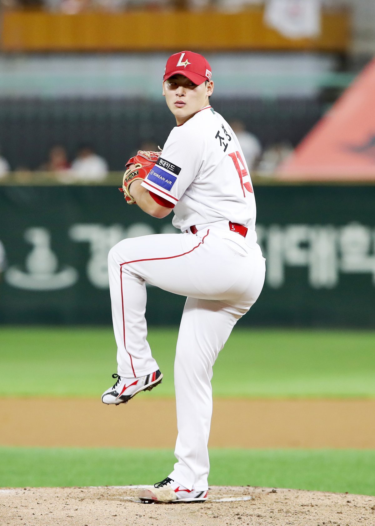 SSG 조병현이 6일 인천 SSG랜더스필드에서 열린 삼성전 9회초에 등판해 힘차게 공을 던지고 있다. 이날 조병현은 1이닝 무실점 호투로 팀의 5-4 승리를 이끌며 시즌 21번째 세이브를 수확했다. 사진제공|SSG 랜더스