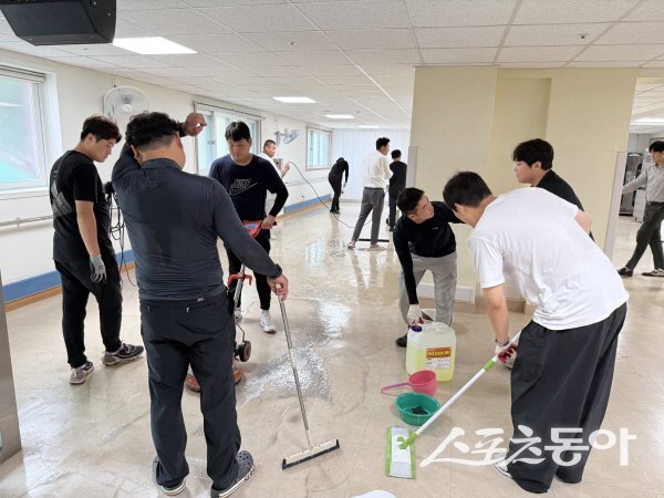 포항향토청년회원들이 성모자애원 마리아의집에서 대청소 봉사활동을 하고 있다. 사진제공 ㅣ 포항향토청년회