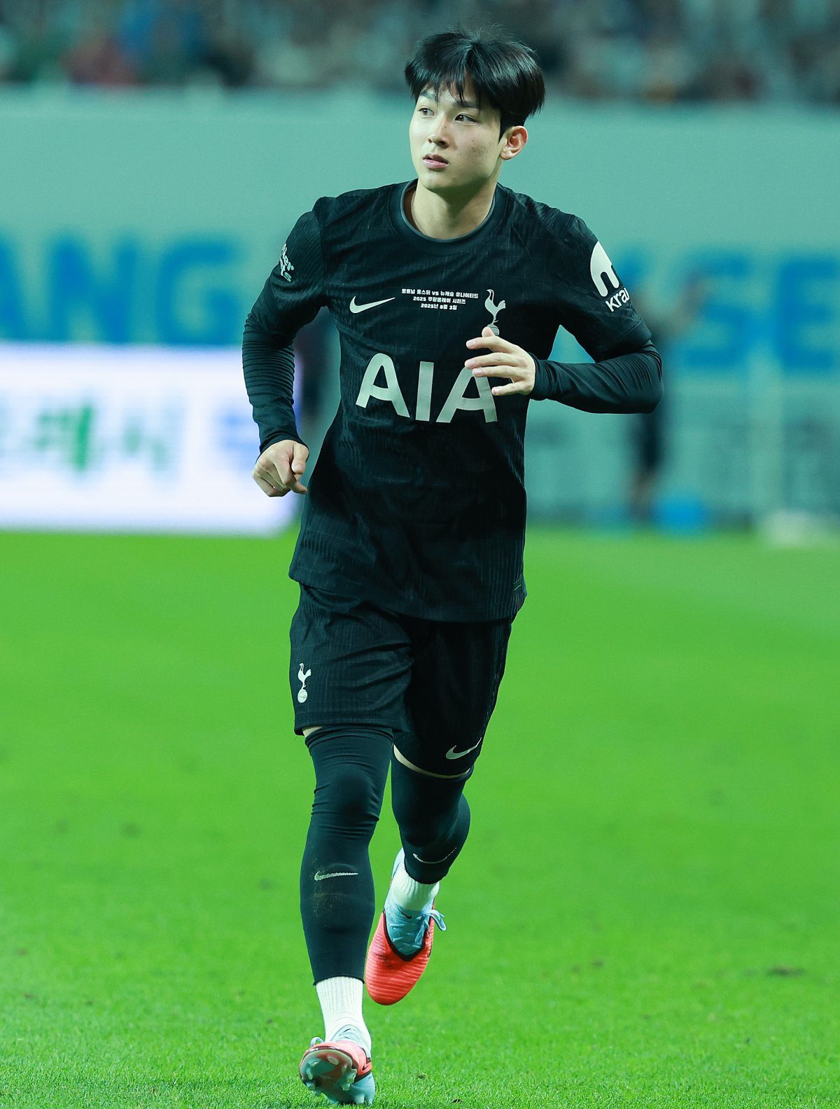 포츠머스 뉴스는 5일(한국시간) “포츠머스가 토트넘 유망주 양민혁의 임대 영입을 추진하고 있다. 포츠머스는 그를 측면 공격수로 활용하길 원하고 있으며, 향후 토트넘의 판단에 따라 그의 거취가 정해질 전망”이라고 밝혔다. 상암|뉴시스