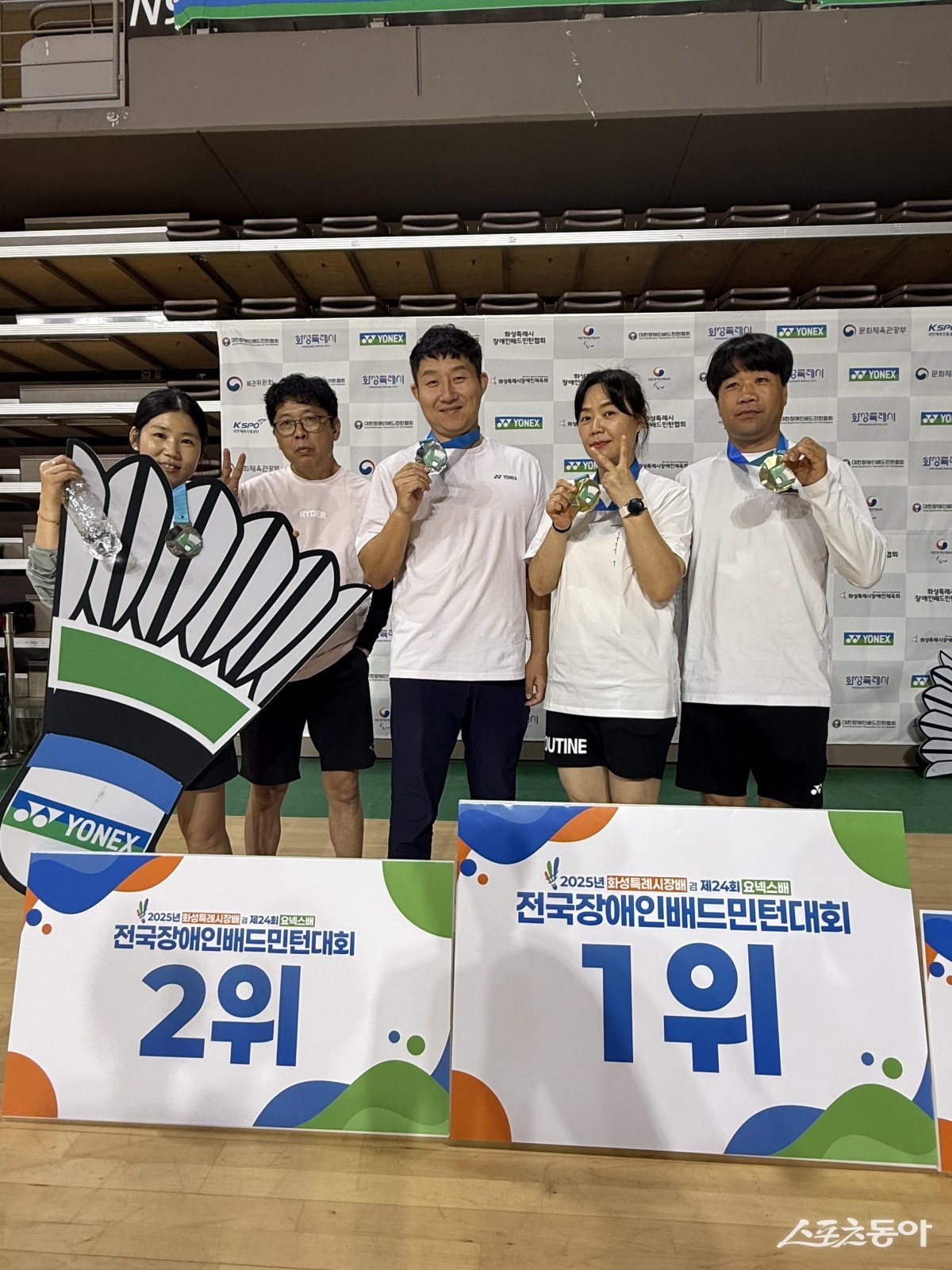 세종특별자치시 소속 장애인 배드민턴 선수단이 지난 2일부터 3일까지 경기 화성시종합경기타운에서 열린 ‘제1회 화성시장배 겸 제24회 요넥스배 전국장애인배드민턴대회’에서 금메달 1개, 은메달 2개, 동메달 2개 등 총 5개의 메달을 획득했다(왼쪽부터 김미선, 최석하, 김병남, 이연경, 이상권 선수). 사진제공｜세종시