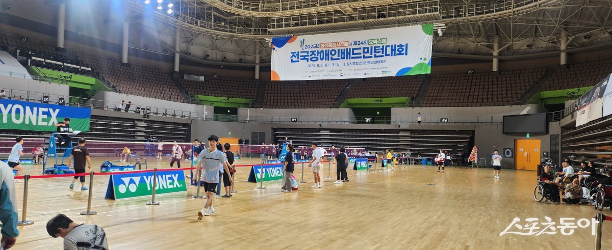 세종특별자치시 소속 장애인 배드민턴 선수단이 지난 2일부터 3일까지 경기 화성시종합경기타운에서 열린 ‘제1회 화성시장배 겸 제24회 요넥스배 전국장애인배드민턴대회’에서 금메달 1개, 은메달 2개, 동메달 2개 등 총 5개의 메달을 획득했다(경기모습). 사진제공｜세종시