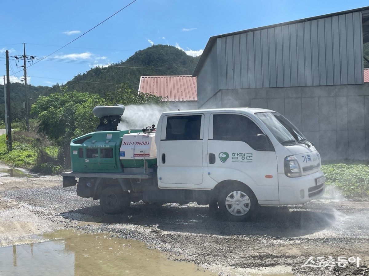 함평군이 집중호우로 피해를 입은 축산농가의 긴급 방역 활동을 진행했다. 사진제공=함평군