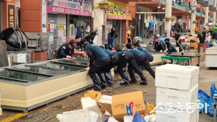 전라남도경찰청 2개 중대 총 115명이 지난 5일 함평 천지 전통시장 내·외부 집기류 정리 등 수해 복구 활동에 나섰다. 사진제공=전남경찰청