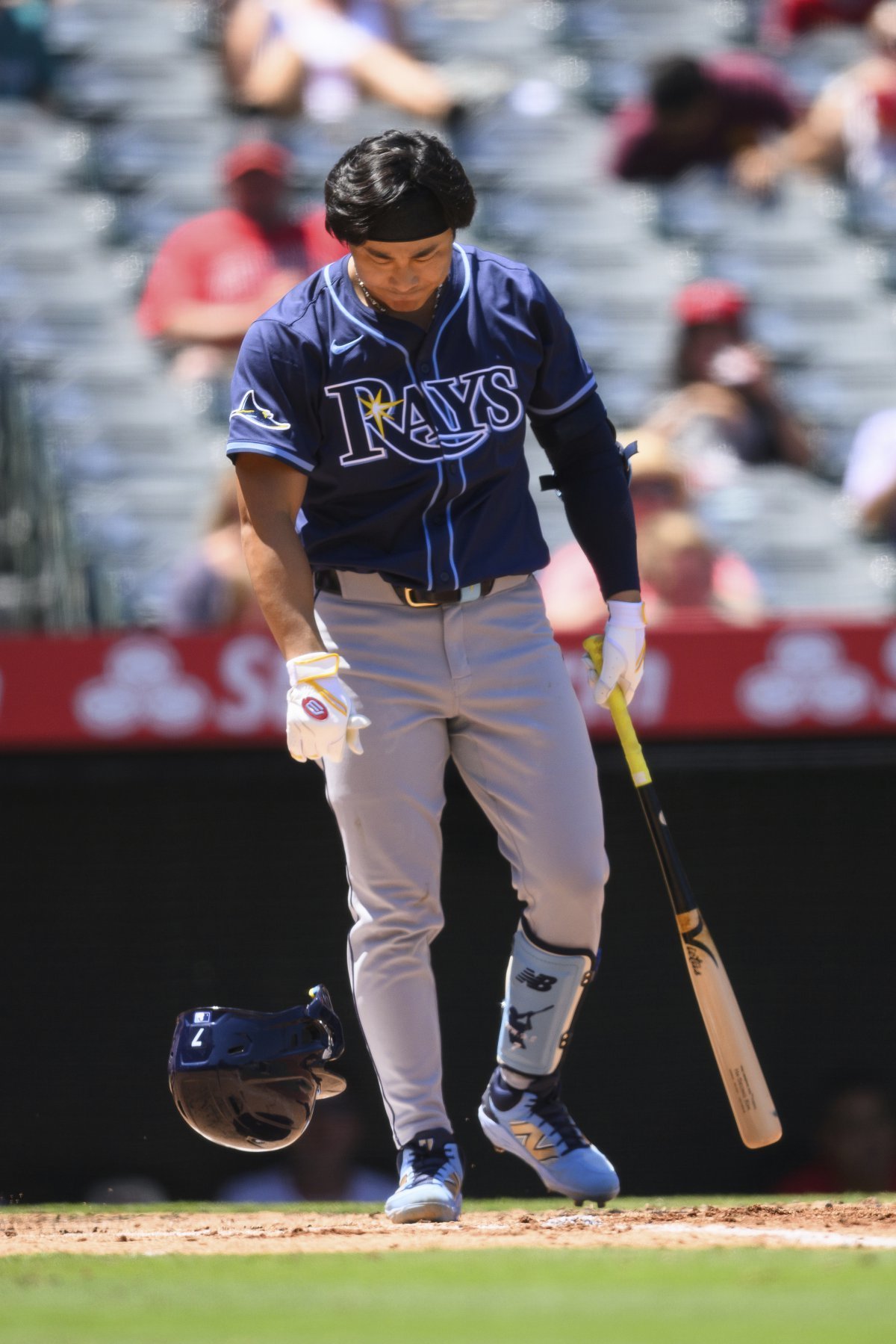 탬파베이 김하성이 7일(한국시간) 미국 캘리포니아주 애너하임의 에인절스타디움에서 열린 에인절스와 원정경기 3회초 헛스윙 삼진을 당한 뒤 헬멧을 떨어뜨리고 있다. 애너하임(미 캘리포니아주)|AP뉴시스