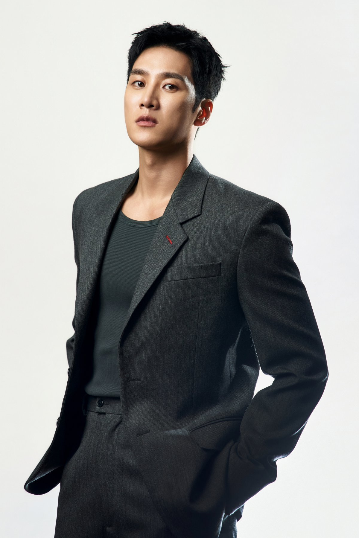 배우 안보현이 올여름을 강타할 ‘악마가 이사 왔다’로 첫 스크린 주연에 나선다. 평소 강인한 캐릭터를 주로 연기한 그는 극 중 섬세하고 부드러운 청년 백수 ‘길구’를 맡아 연기 변신을 알렸다. 사진제공 | CJ ENM