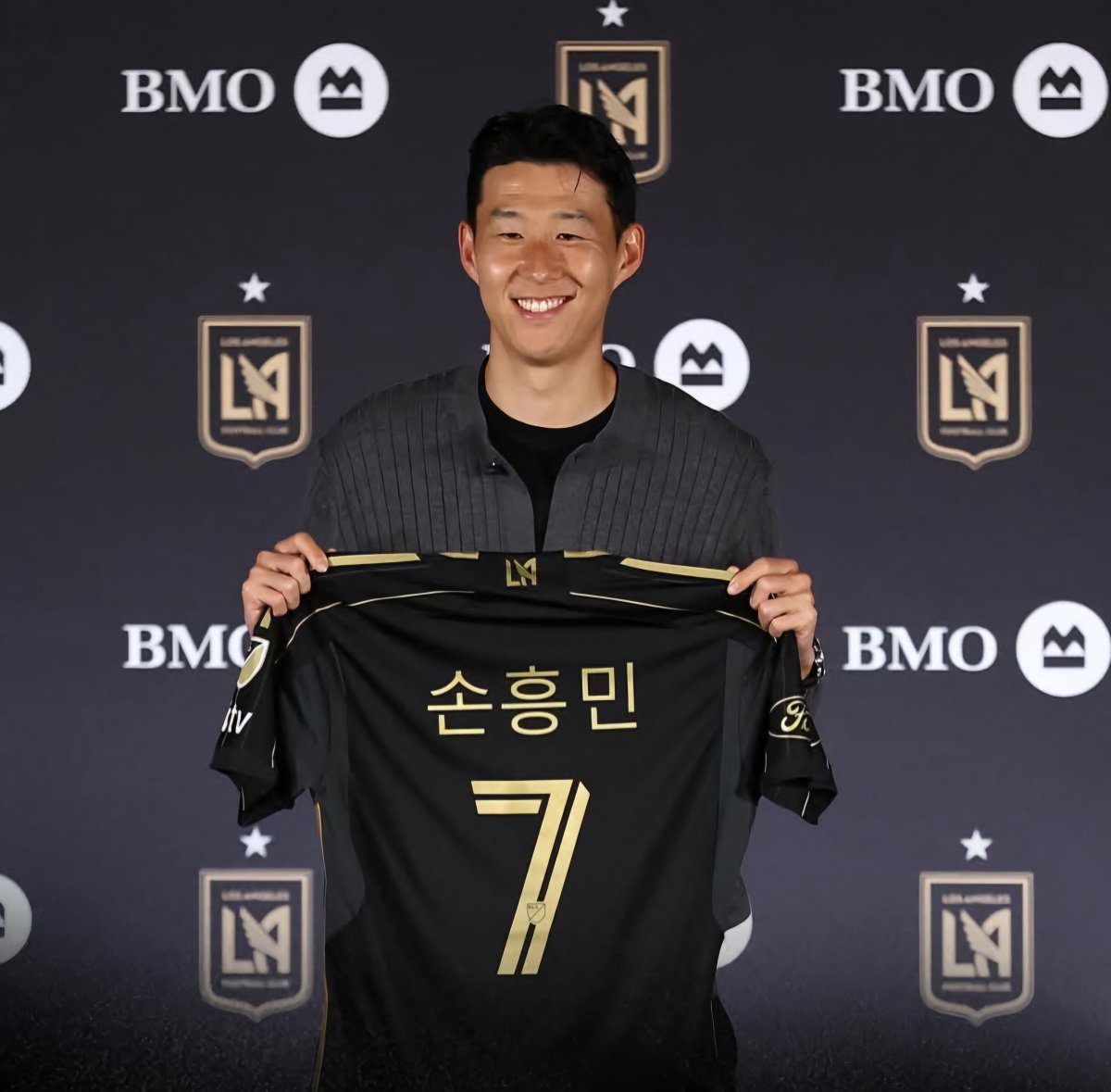 손흥민이 7일(한국시간) BMO스타디움에서 열린 미국 MLS LAFC 입단식에서 자신의 상징과 같은 등번호 7번과 한글이름이 새겨진 유니폼을 들고 활짝 웃고 있다. 사진출처|LAFC 페이스북