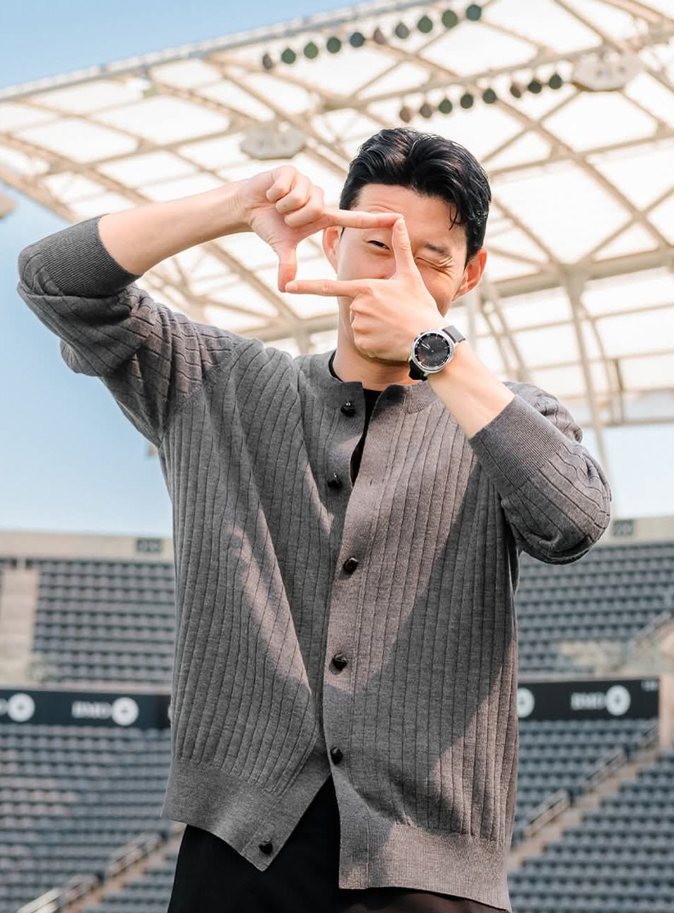 LAFC에 입단한 손흥민이 7일(한국시간) 자신의 새로운 안방인 BMO스타디움을 배경으로 시그니처 ‘찰칵 세리머니’를 하며 웃고 있다. 사진출처|LAFC 페이스북