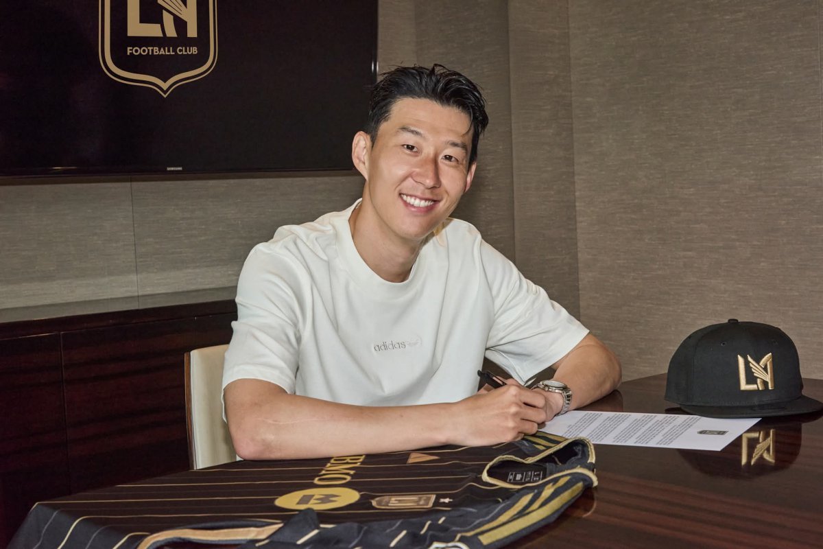손흥민이 7일 BMO스타디움에서 미국 MLS LAFC와 계약서에 서명하고 있다. 사진출처|LAFC 페이스북