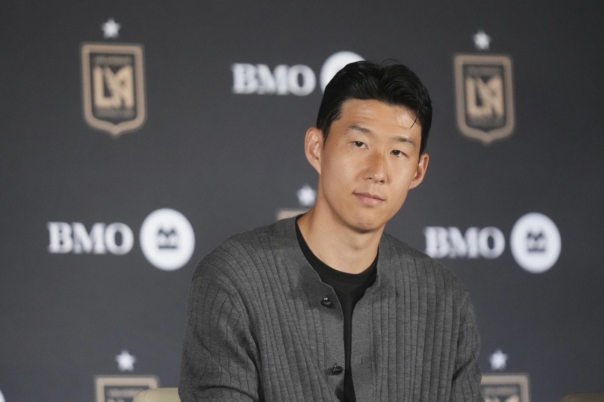 손흥민이 7일(한국시간) BMO스타디움에서 열린 미국 MLS LAFC 입단식에 참석해 여유로운 표정을 짓고 있다. LA(미 캘리포니아주)|AP뉴시스