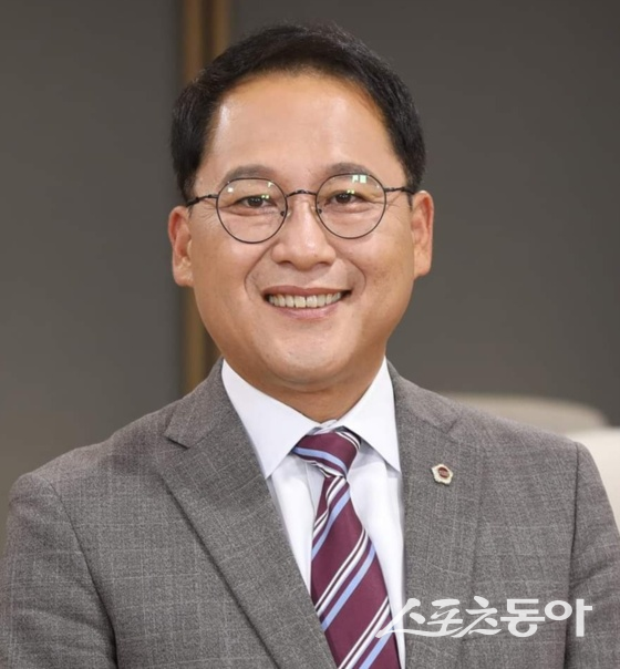 경기도의회 교육기획위원회 안광률 위원장(더불어민주당, 시흥1)은 8월 7일, 경기도교육청이 최근 논란이 된 ‘학교급식 식재료 구매방식 개선’ 지침을 전면 보류한 것과 관련해 “늦었지만 당연한 결정”이라며 강하게 비판의 목소리를 냈다. 사진제공｜안광률 위원장