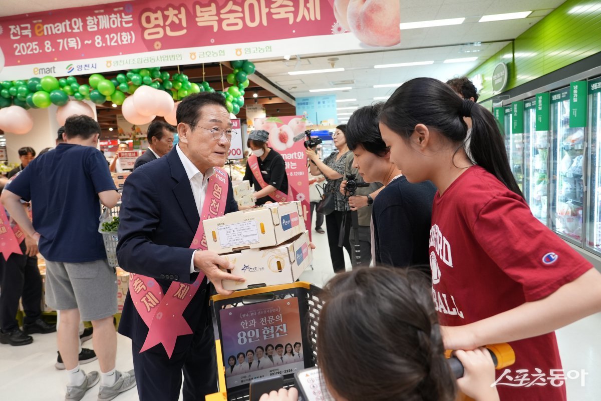 최기문 영천시장이 7일 이마트 용산점에서 영천복숭아를 홍보하고 있다. 사진제공 ㅣ 영천시