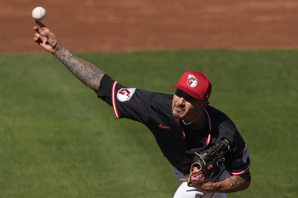 롯데가 터커 데이비슨의 대체 외국인투구로 영입한 빈스 벨라스케즈가 클리블랜드 시절 스프링 트레이닝 연습경기 도중 역투하고 있다. 굿이어(미 애리조나주)｜AP뉴시스