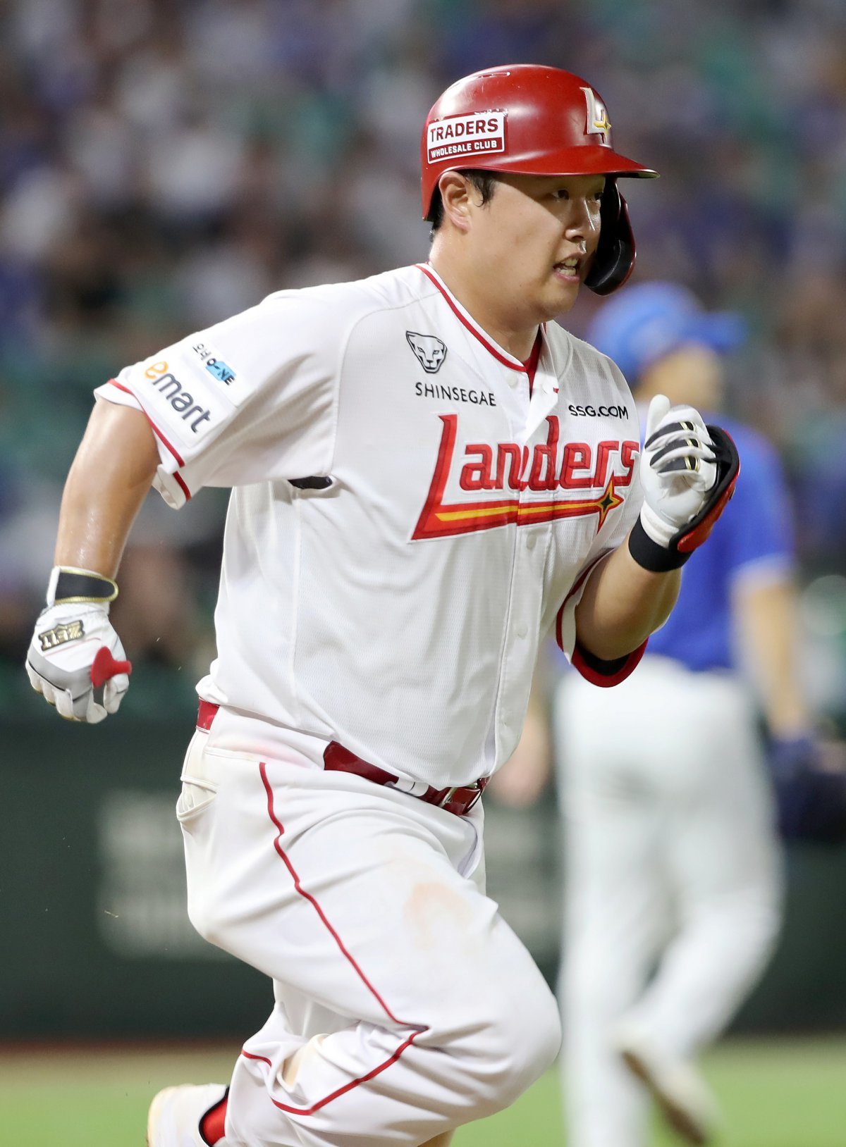 대구고 시절 최고의 포수로 평가받았던 SSG 현원회는 지난 시즌부터 1루수로 포지션을 변경했다. 그의 뛰어난 타격 재능을 살려주기 위한 선택이다. 올 시즌을 통해 1루 수비에도 정착한 모습을 보인 덕분에 이숭용 SSG 감독도 만족감을 드러내고 있다. 현원회가 6일 인천 삼성전에서 안타를 치고 1루를 향하고 있다. 사진제공|SSG 랜더스