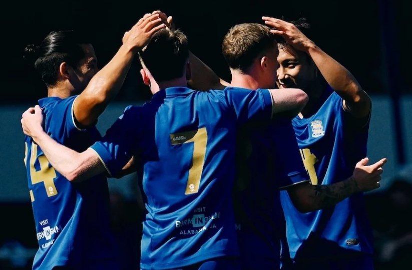 버밍엄 백승호(맨 오른쪽)가 2일 세인트 앤드류스 스타디움에서 열린 EPL 노팅엄과 프리시즌 연습경기에서 팀의 득점에 기뻐하고 있다. 백승호는 주말 개막할 잉글랜드 챔피언십에 자신이 선호하는 등번호 8번을 달고 출전한다. 사진출처|버밍엄시티FC 홈페이지