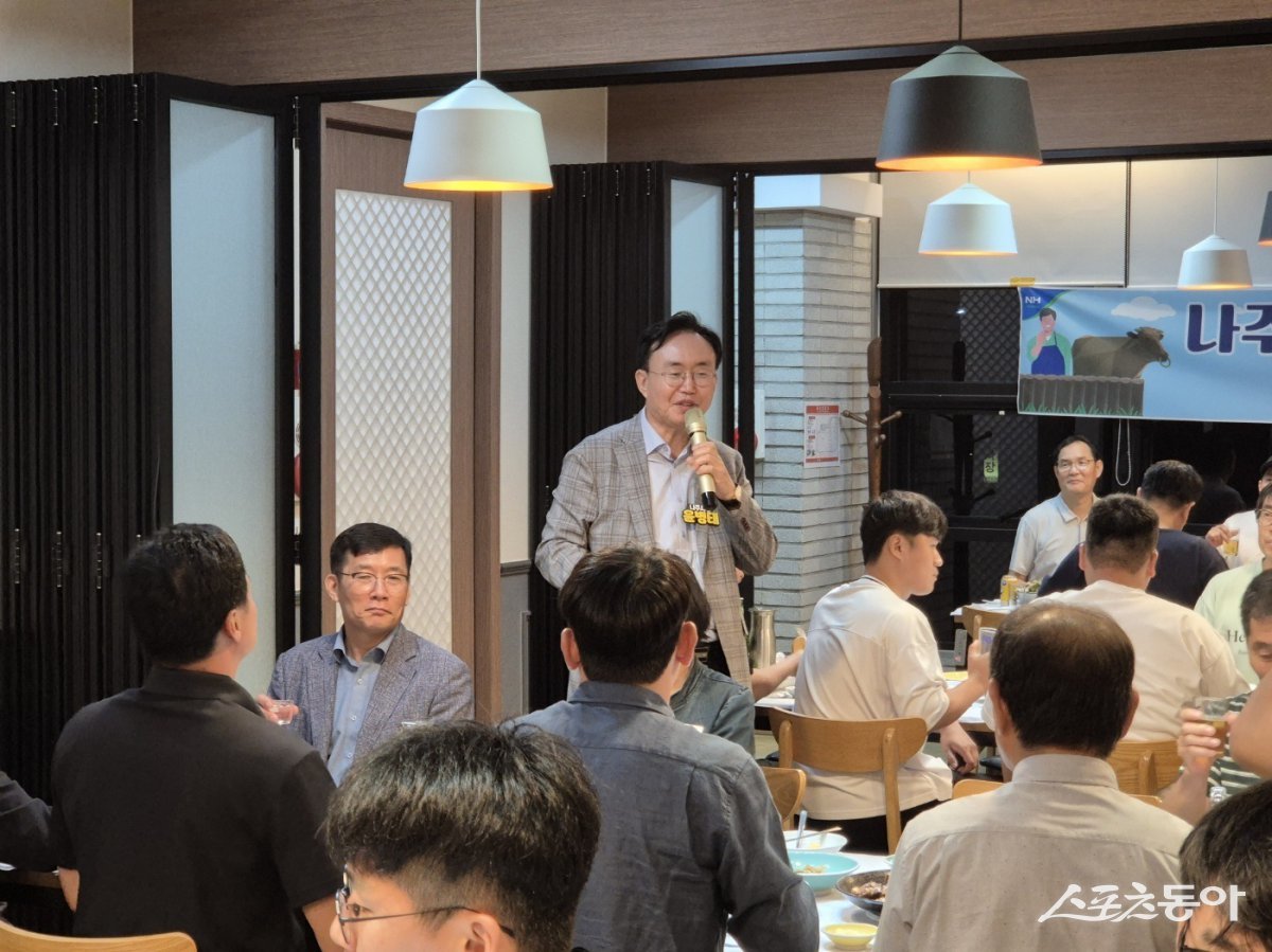 윤병태 나주시장이 지난 6일 나주시 청년한우회 정기모임에 참석해 지역 청년 축산인들과 간담회를 진행했다. 사진제공=나주시