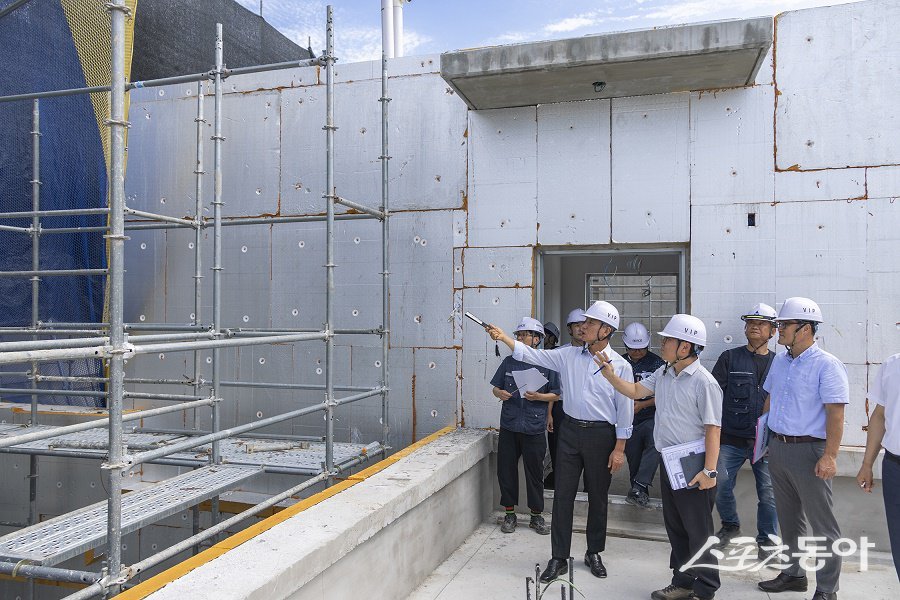 윤환 계양구청장은 관내 공공건축물 공사 현장을 점검하고 있다. 사진제공|인천 계양구청