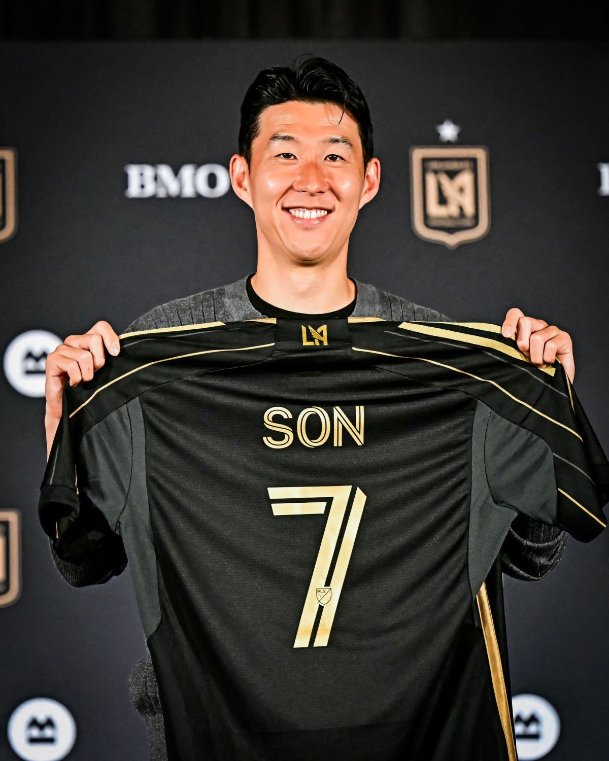 LAFC는 손흥민의 영입이 확정된 지난 7일(한국시간), 즉시 BMO 스타디움에 손흥민 환영 문구를 대대적으로 내걸었다. 단 하루도 안 된 시점에서 온라인 유니폼 판매량은 이미 1,000장을 돌파했다.