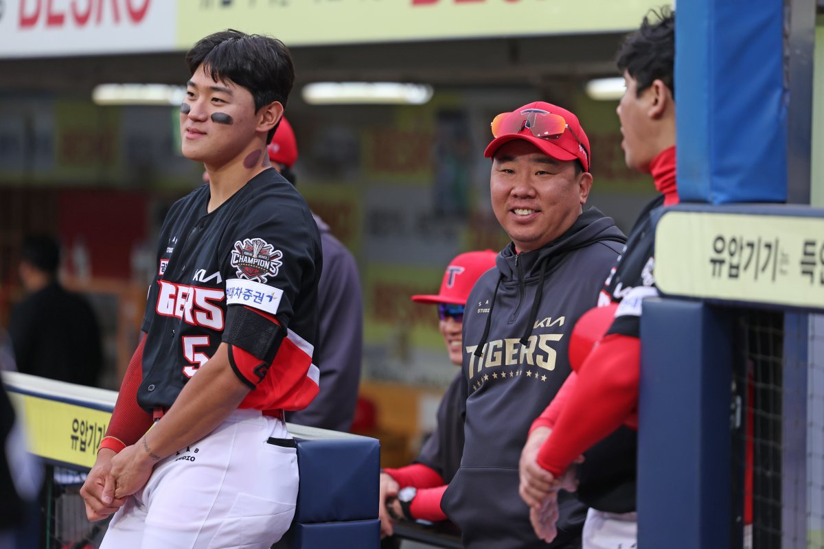 KIA 김도영(왼쪽)은 7일 사직 롯데와 원정경기에서 햄스트링에 불편함을 호소했다. 팀은 그의 몸 상태에 촉각을 곤두세우고 있다. 사진제공|KIA 타이거즈