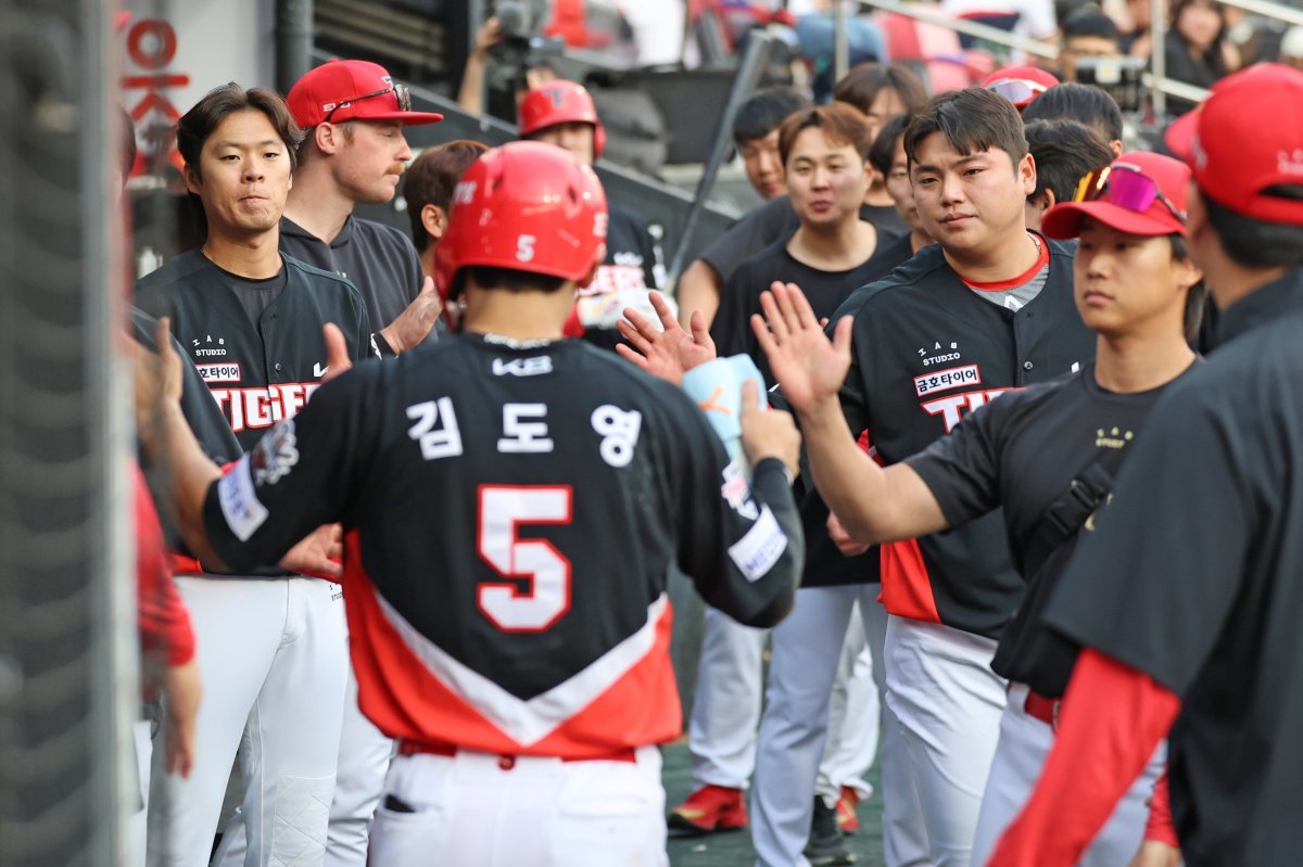 KIA 김도영(5번)은 7일 사직 롯데와 원정경기에서 햄스트링에 불편함을 호소했다. 팀은 그의 몸 상태에 촉각을 곤두세우고 있다. 사진제공|KIA 타이거즈