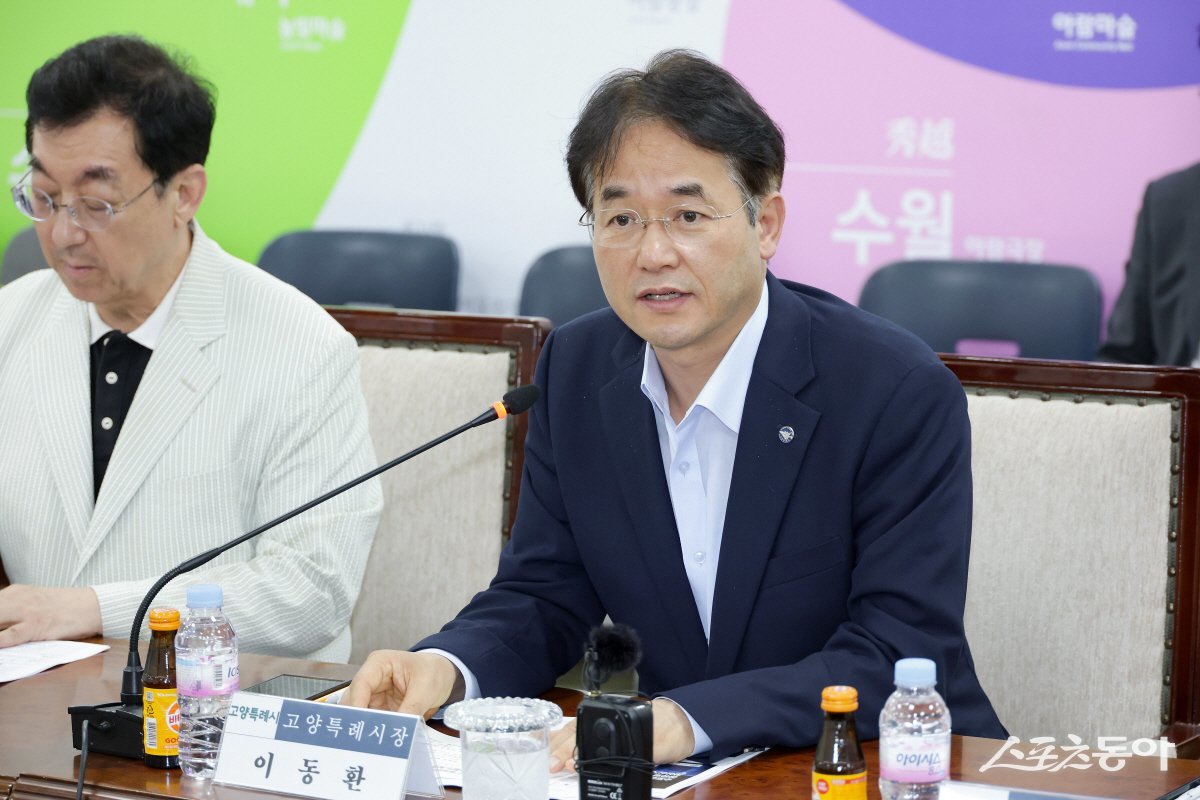 이동환 고양특례시장(오른쪽)이 공유형 ESS(에너지저장장치) 실증사업 협약식을 하고 있다.  사진제공ㅣ고양시 