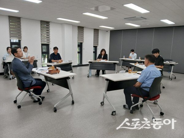 김천시 청소년문화의짐에서 ‘2025년 제5회 사례결정위원회 심의회’가 진행되고 있다. 사진제공 ㅣ 김천시