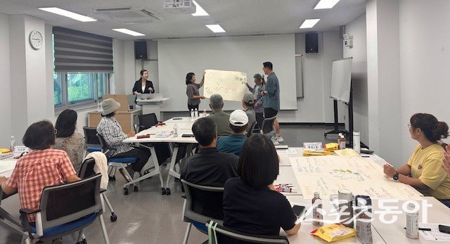 화성특례시(시장 정명근)는 지난 7일 화성시민대학에서 행복마을관리소 근로자 18여 명을 대상으로 ‘근로자 소통 강화 워크숍’을 개최했다. 사진제공｜화성시