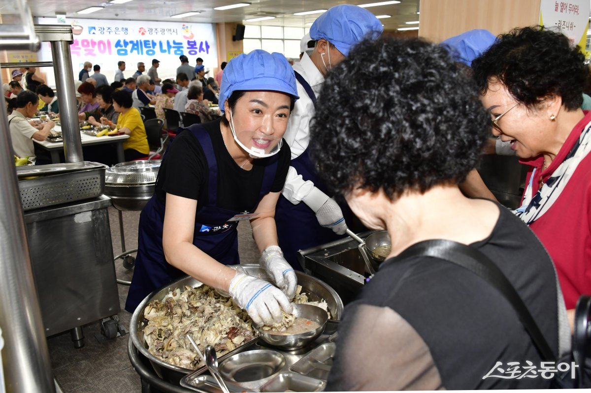 신수정 광주시의회 의장이 지난 7일 남구 노대동에 위치한 빛고을노인건강타운을 찾아 어르신들을 위한 점심 배식활동을 하고 있다. 사진제공=광주시의회